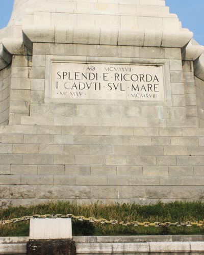 Particolare epigrafe e catena - Faro della Vittoria Trieste